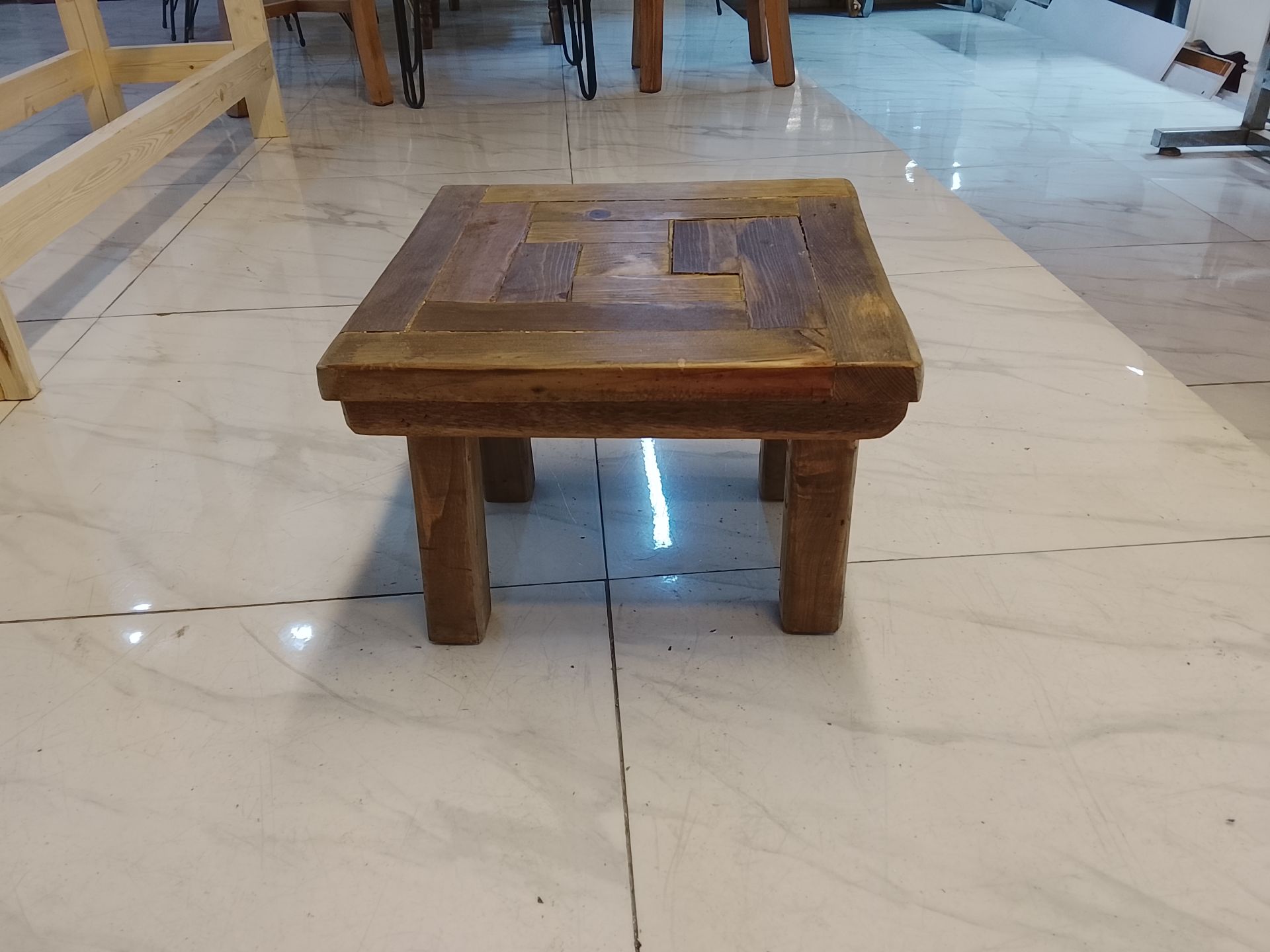 چهار پایه کوچک تمام نراد طرح دار ارتفاع 30 cm