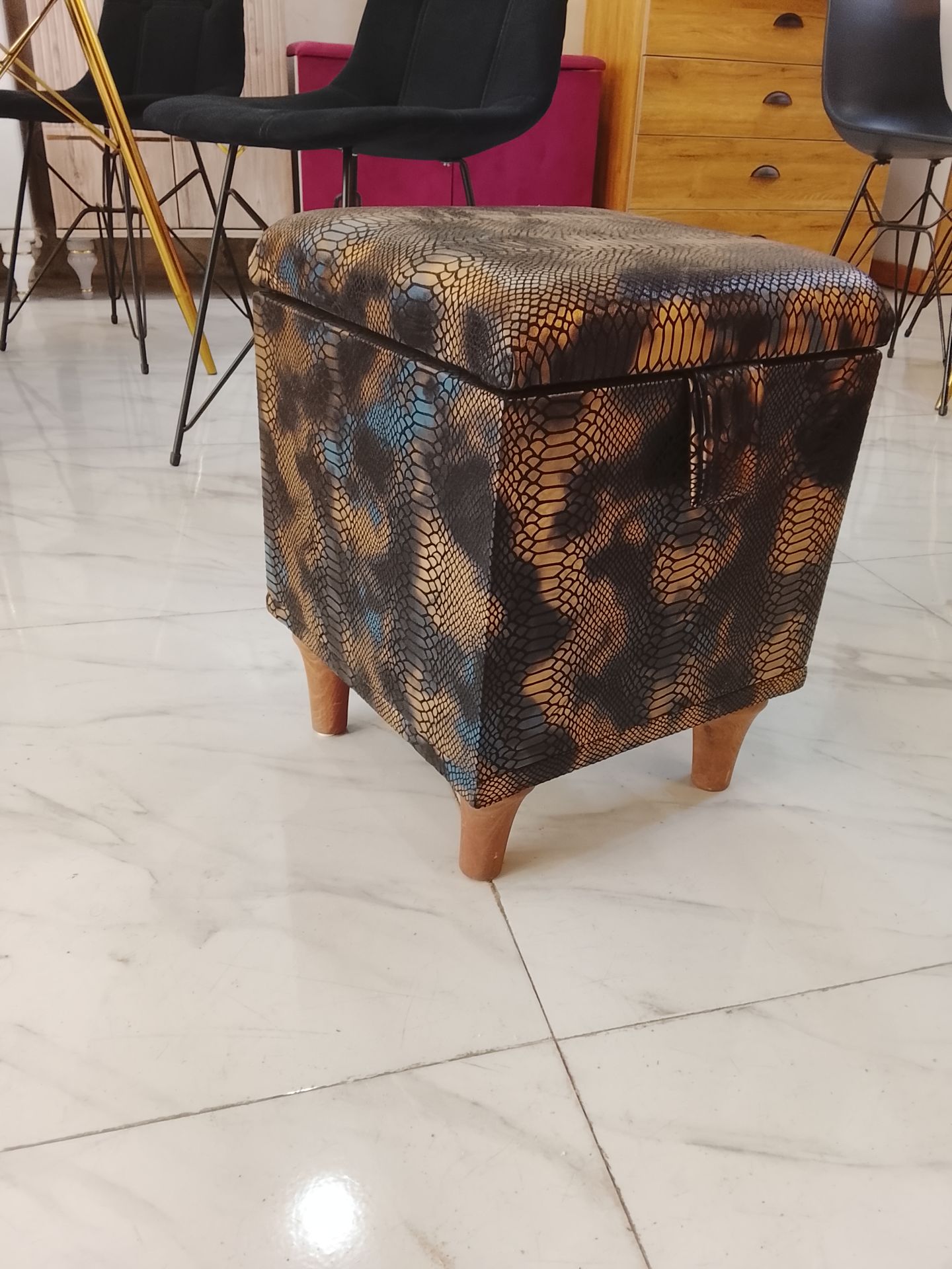 پاف صندوقی درب دار با چرم پوست ماری با پایه نراد