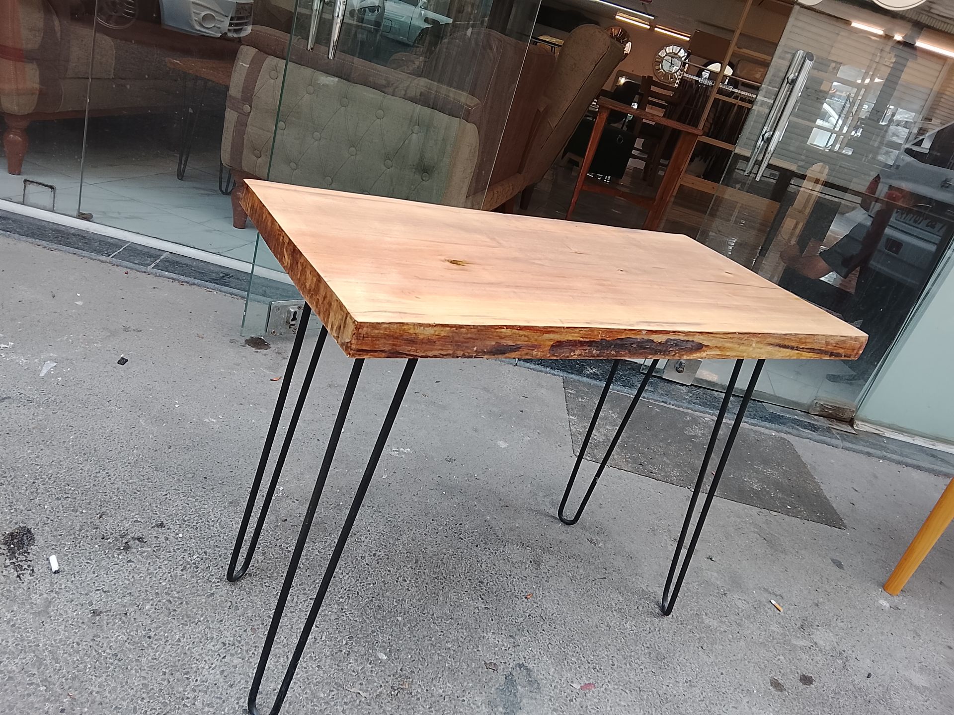 میز عسلی چوب جنگلی پایه فلز طرح رستیک ارتفاع 60cm به عنوان جلو مبلی هم استفاده میشود