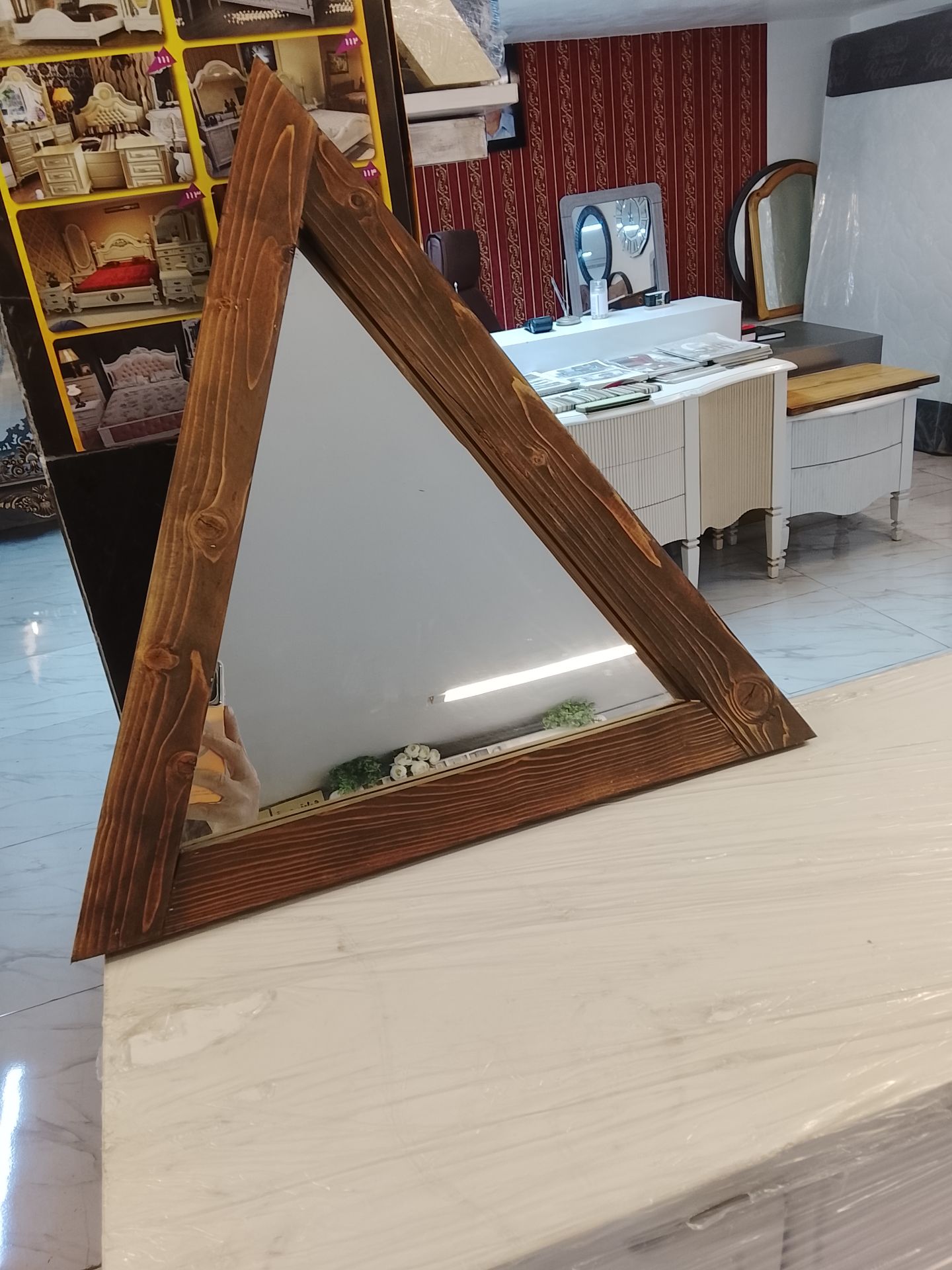 آیینه مثلثی قاب چوب نراد