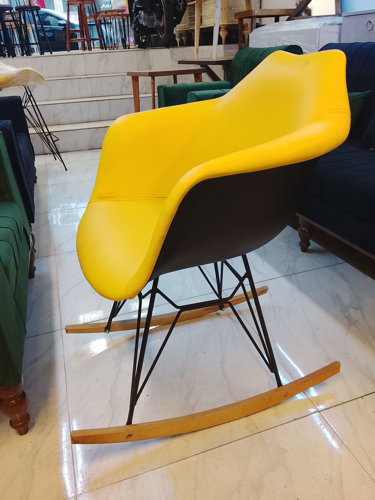 صندلی گهواره ای چرمی پایه چوب